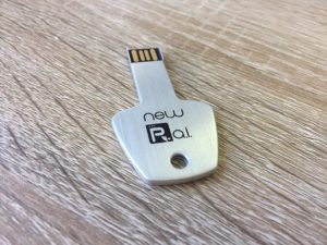clé-usb-avec-marquage-realisations-agence-communication-marseille-jones-and-co
